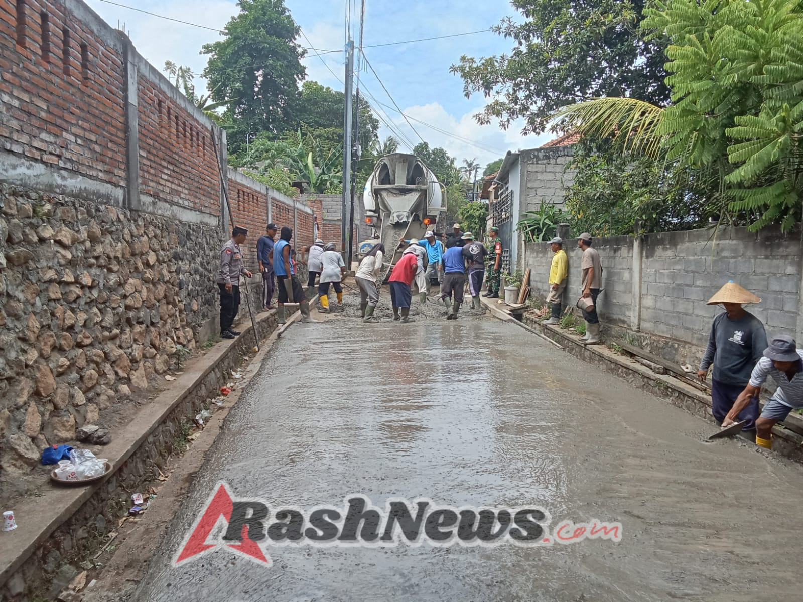 Dengan adanya rabat beton, akses jalan menjadi lebih baik, sehingga dapat mempermudah aktivitas warga sehari-hari