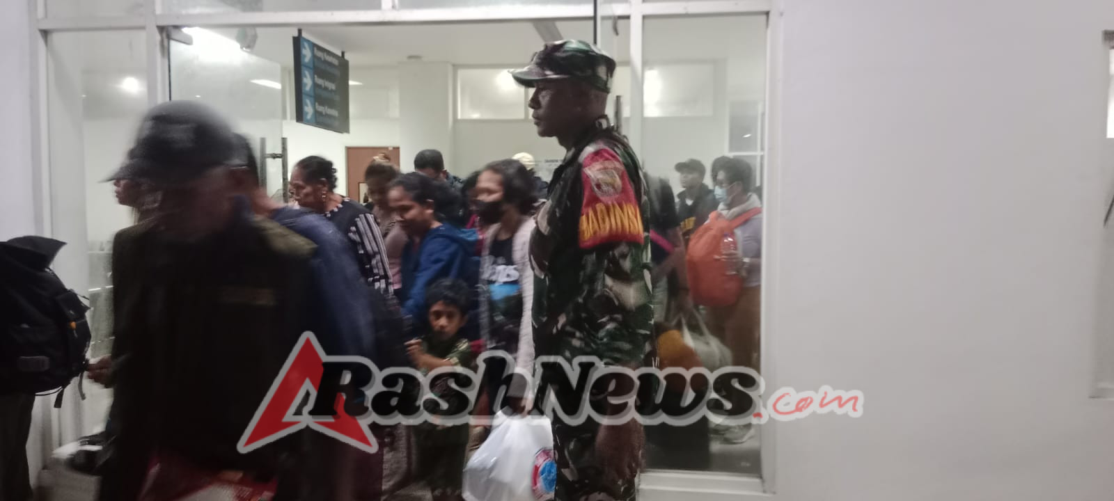 Babinsa Aktif di Wilayah Binaan, Awasi Bongkar Muat di Pelabuhan IPPI Ende