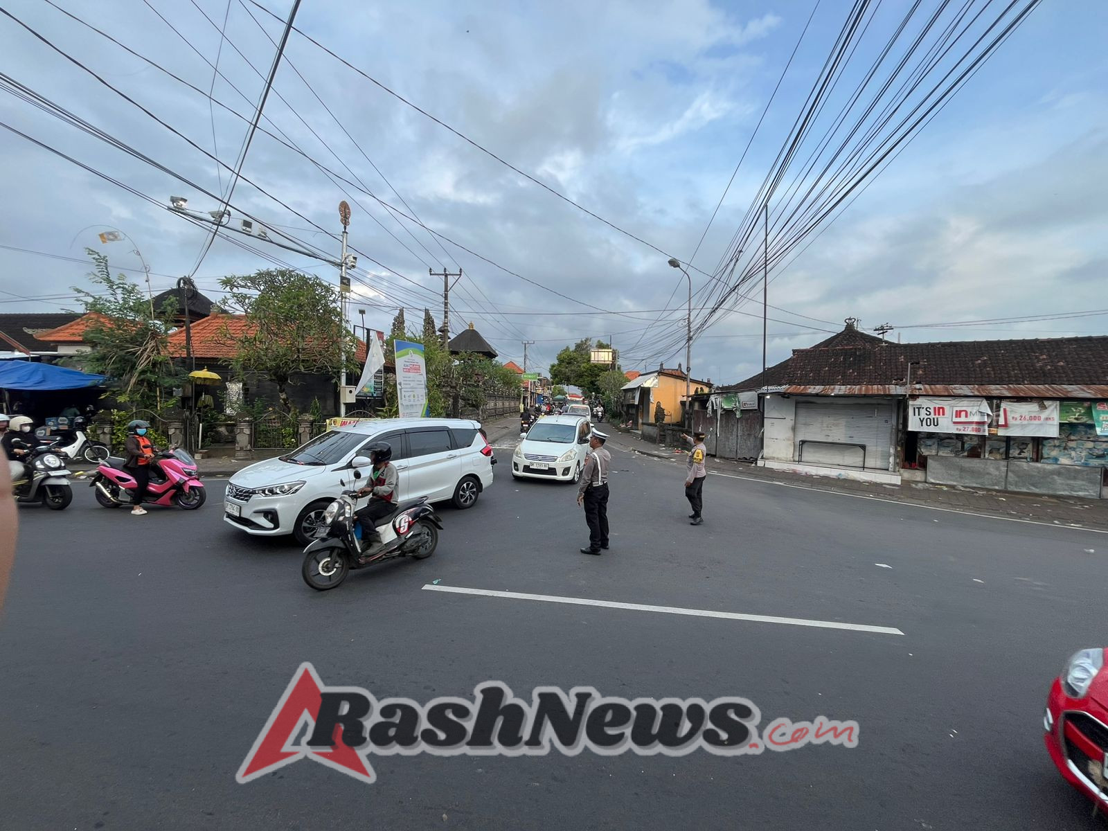 Polsek Abiansemal Konsisten Atur Lalin Sore Demi Kelancaran & Kenyamanan Masyarakat