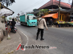 Polsek Rendang Melaksanakan Pos Pagi Atensi Kegiatan Masyarakat Di Simpang 4 Pasar Rendang