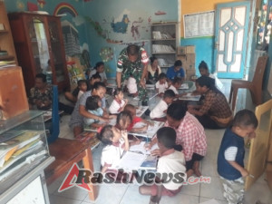 Peduli Dunia Pendidikan, Babinsa Berikan Bimbingan Belajar Kepada Anak-Anak Paud