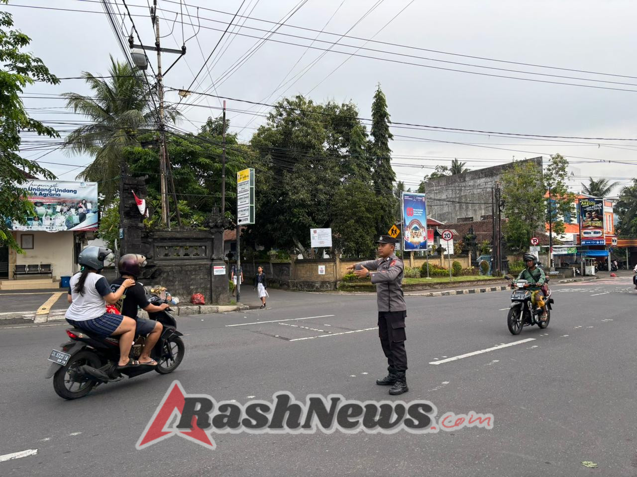 Sebagai Bentuk Kepedulian Polri Terhadap Masyarakat Personil Sat Binmas Laksanakan Strong Point Pagi