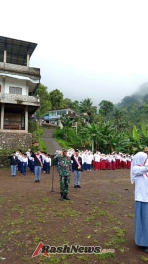 Pimpin pelajar MI, MTs, dan MA melaksanakan upacara bendera,  Danramil 1623-01/Karangasem sosialisasikan rekrutmen TNI AD.