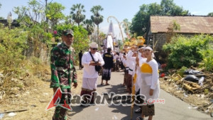 Babinsa 1623-08/Kubu bersama Pecalang amankan upacara Pelebon.