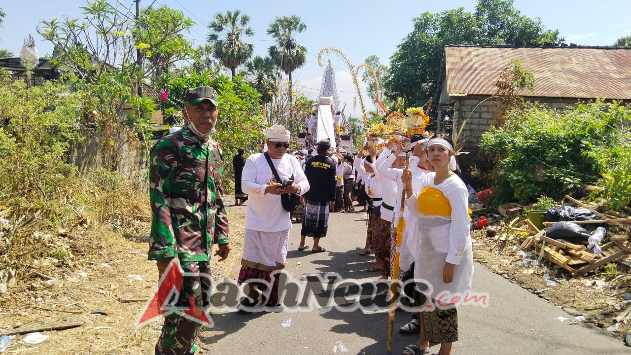 Babinsa 1623-08/Kubu bersama Pecalang amankan upacara Pelebon.