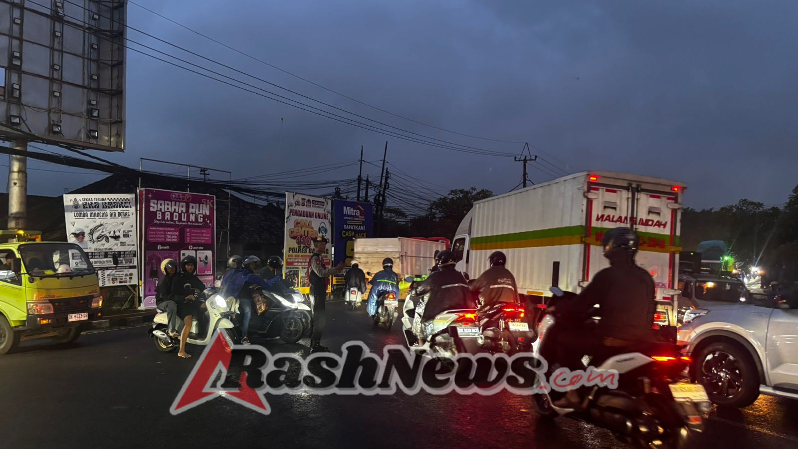 Jamin Kelancaran Berlalu Lintas, Polsek Mengwi Lakukan Pengaturan di Jalur Macet