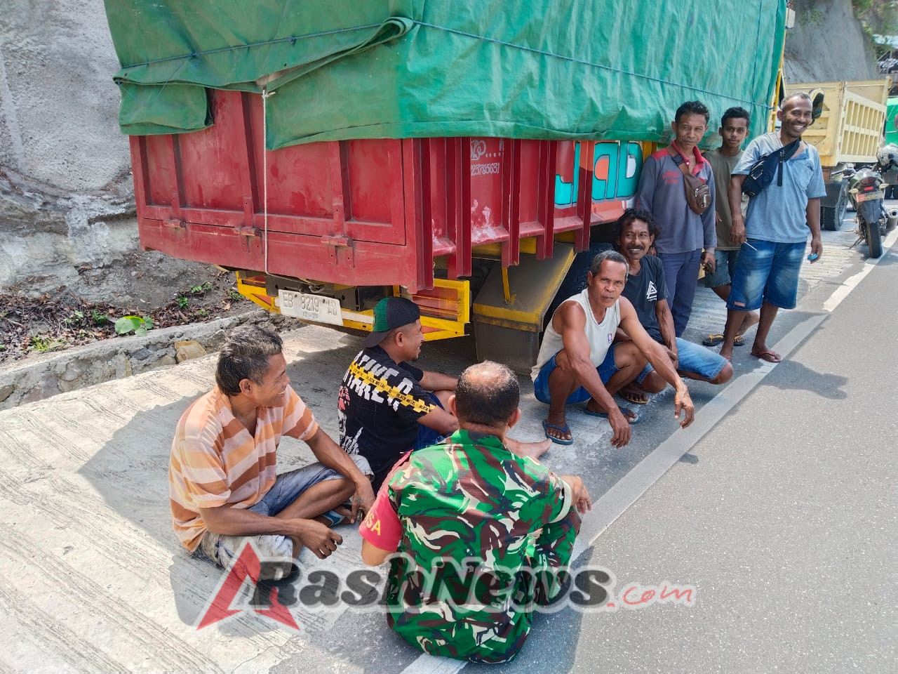 TNI Terdepan, Babinsa Koramil 1602-01 Sambangi Masyarakat Sopir Truk