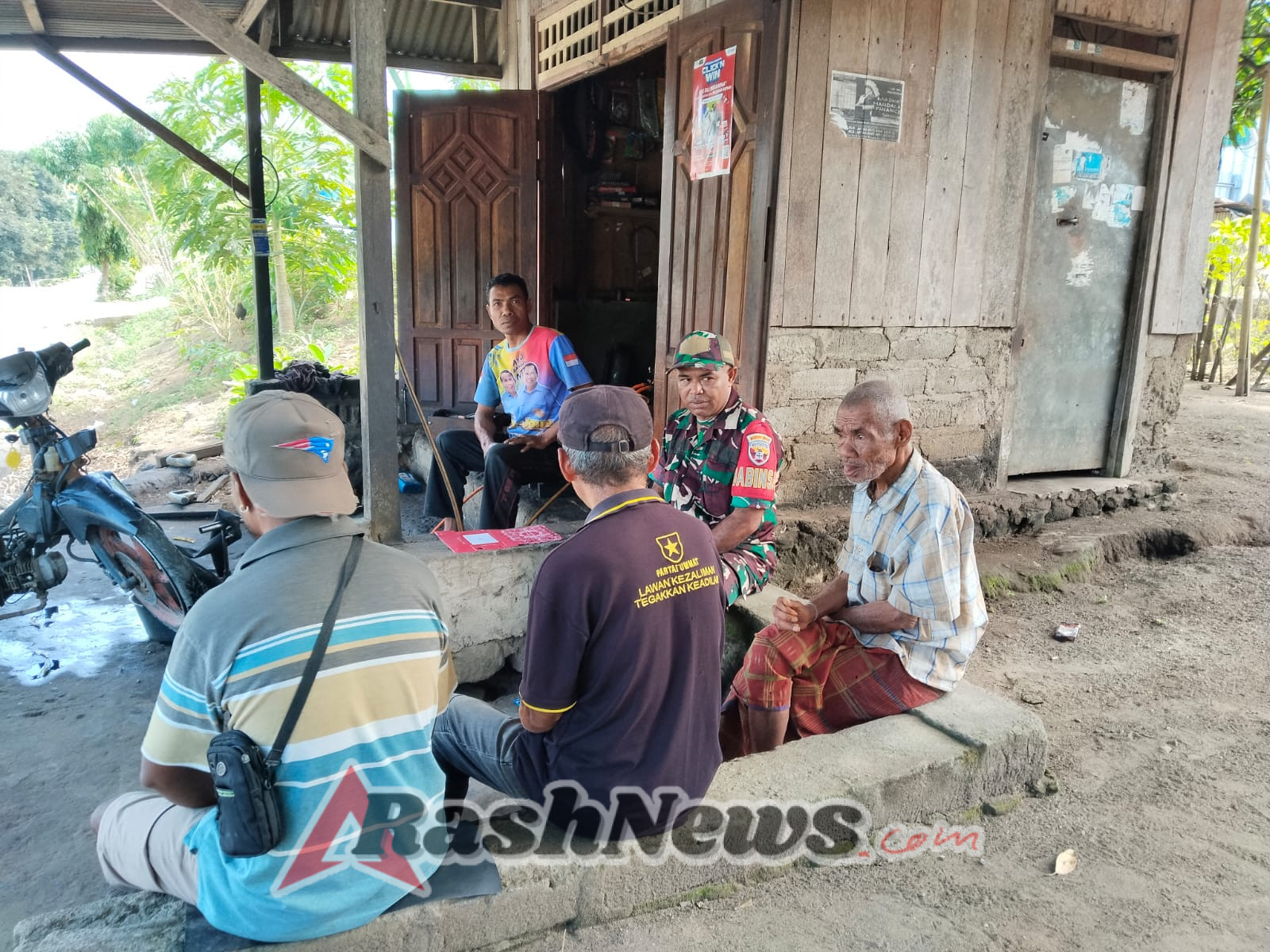 Komsos Aktif, Babinsa Serka Abdullah Bangun Sinergi dengan Warga Raterua
