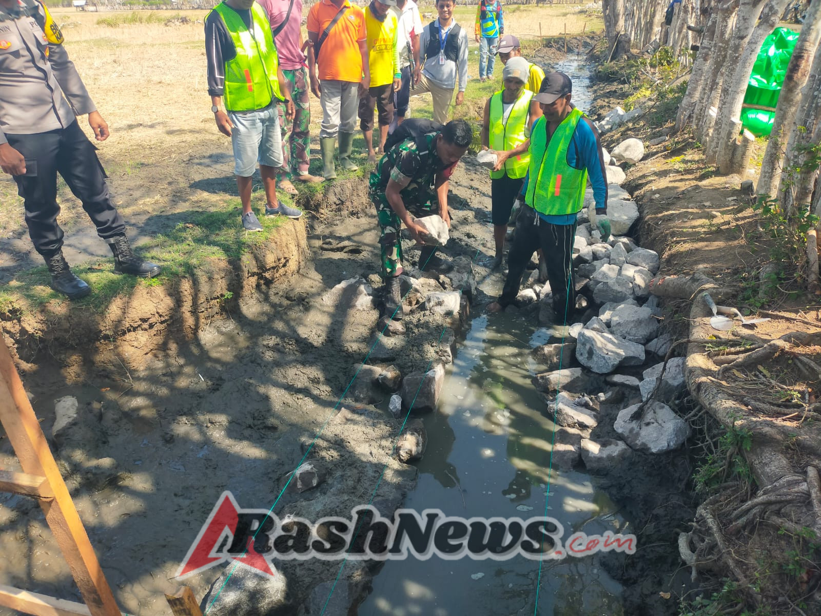 Babinsa Hu’u Dampingi Peletakan Batu Pertama Pembangunan Irigasi P3TGAI