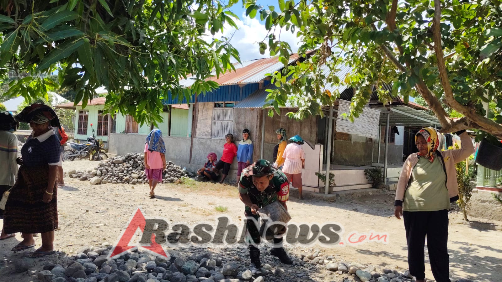 Babinsa Koramil 1602-04/Maurole Ajak Warga Jaga Keamanan Saat Karya Bhakti Rabat Jalan