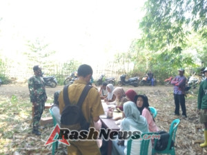 Vaksinasi Ternak di Desa Loka Didampingi Babinsa dan Disambut Antusias Peternak