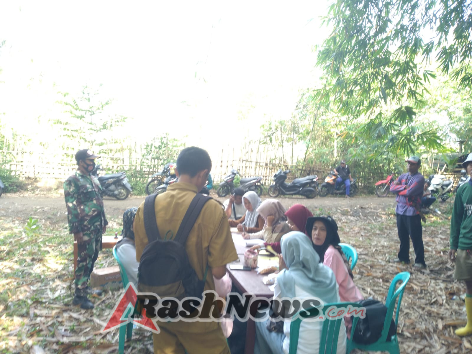 Vaksinasi Ternak di Desa Loka Didampingi Babinsa dan Disambut Antusias Peternak