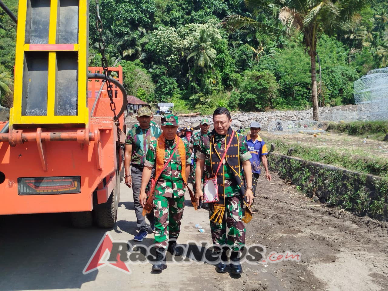 TNI Tinjau Langsung Dampak Banjir Bandang di Nagekeo, Dandim Ngada Siap Bantu Warga
