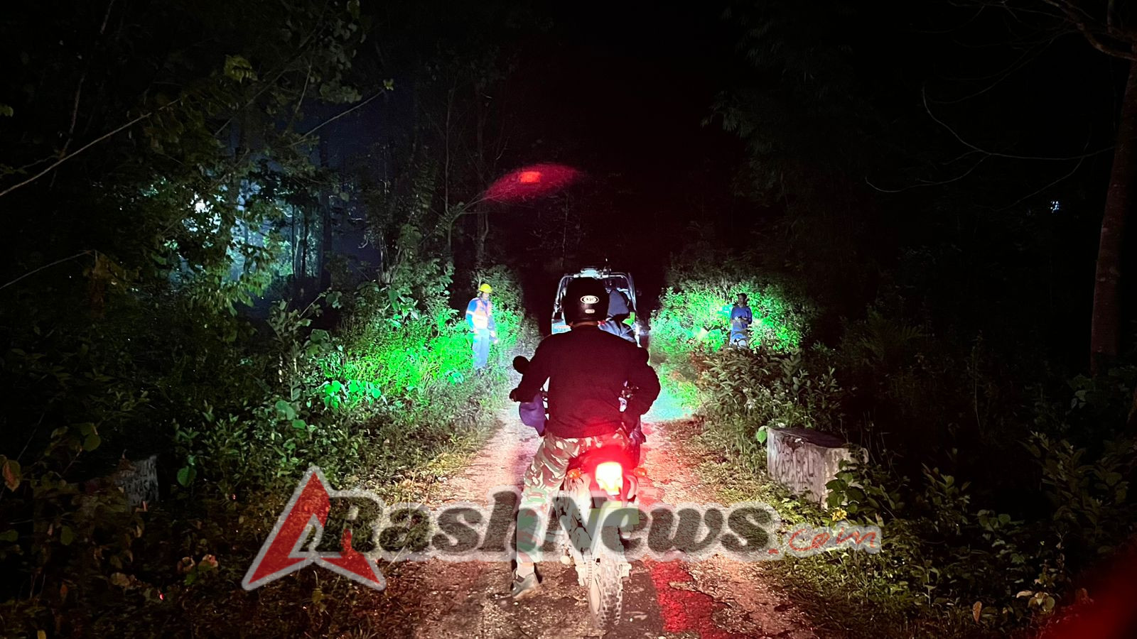 Babinsa Koramil 01/Loli Pimpin Patroli Malam Bersama Warga di Kelurahan Sobawawi