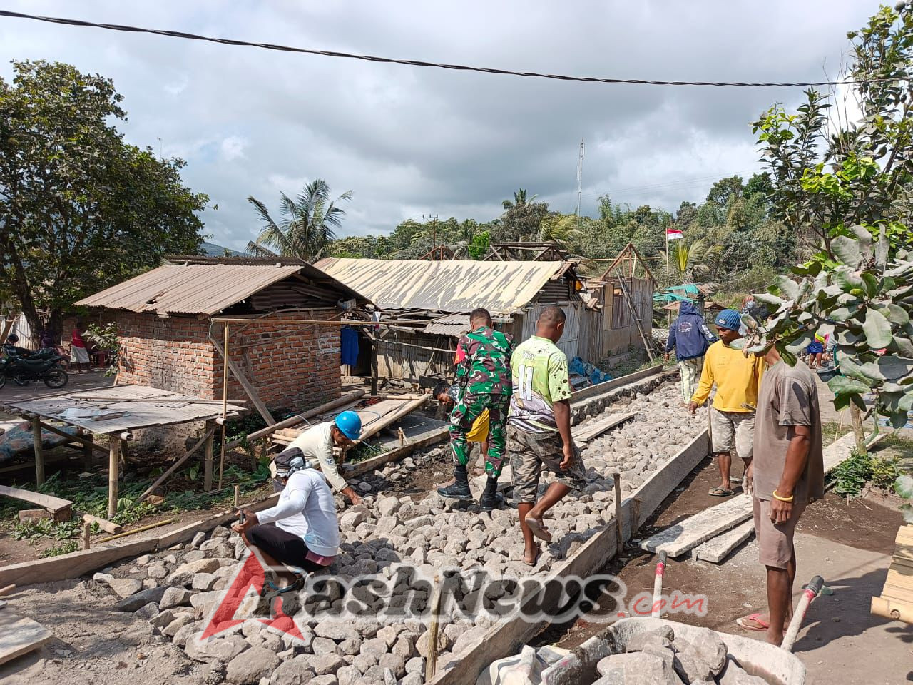 Babinsa Koramil 1624-06/Wulanggitang Laksanakan Monitoring Wilayah dan Bantu Masyarakat Buka Jalan Rabat