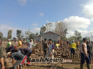Babinsa Serakapi Ajak Warga Gotong Royong Bangun Pondasi Rumah Warga