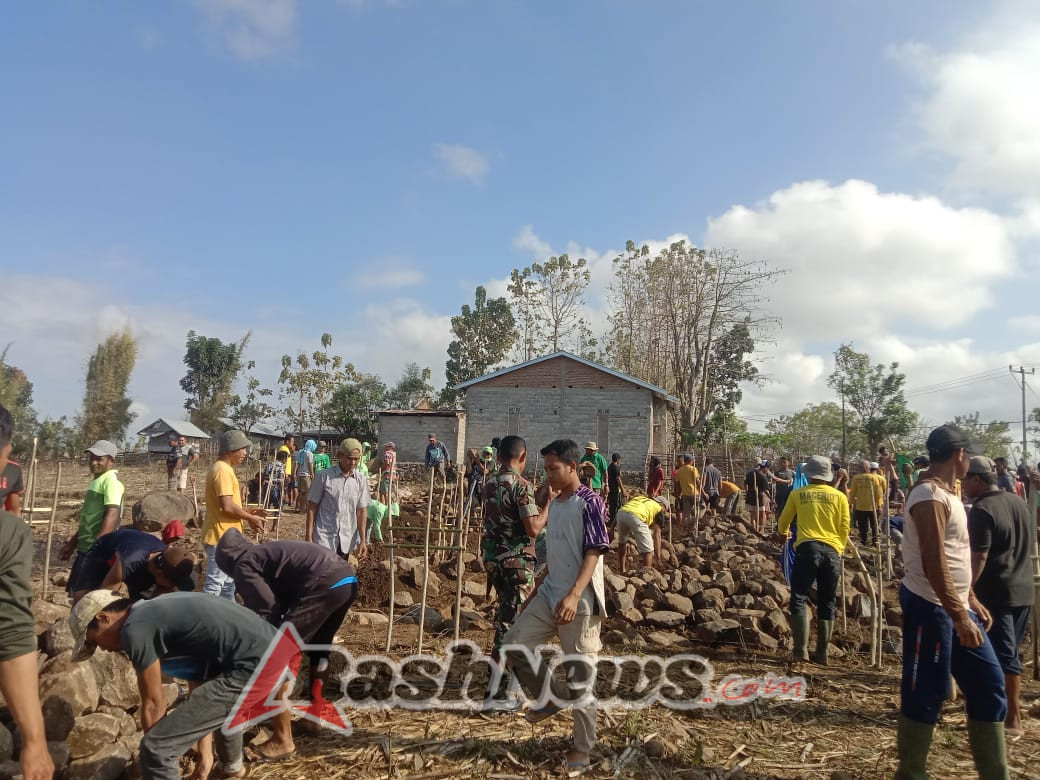 Babinsa Serakapi Ajak Warga Gotong Royong Bangun Pondasi Rumah Warga
