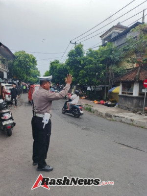 Utamakan Pejalan Kaki, Anggota Polres Karangasem Laksanakan Tugas Menyebrangkan Pejalan Kaki di Pasar Kesatriaan Amlapura