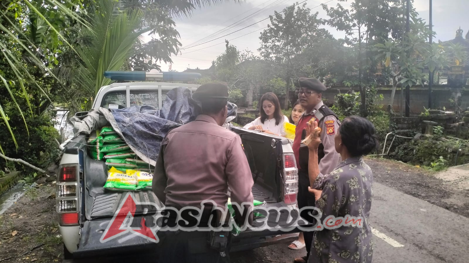 GPM Polsek Selemadeg salurkan 1 Ton beras murah SPHP di Desa Antap