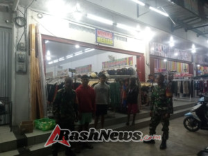 Babinsa Koramil Baa Tingkatkan Keamanan Wilayah Lewat Patroli Malam