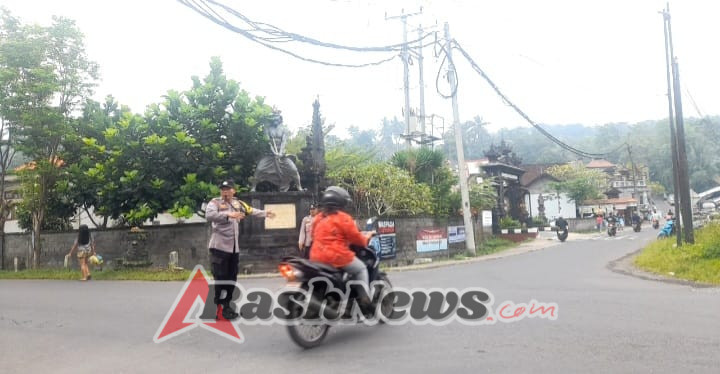 Dua Personil Atensi Simpang  Empat SMK Bebandem