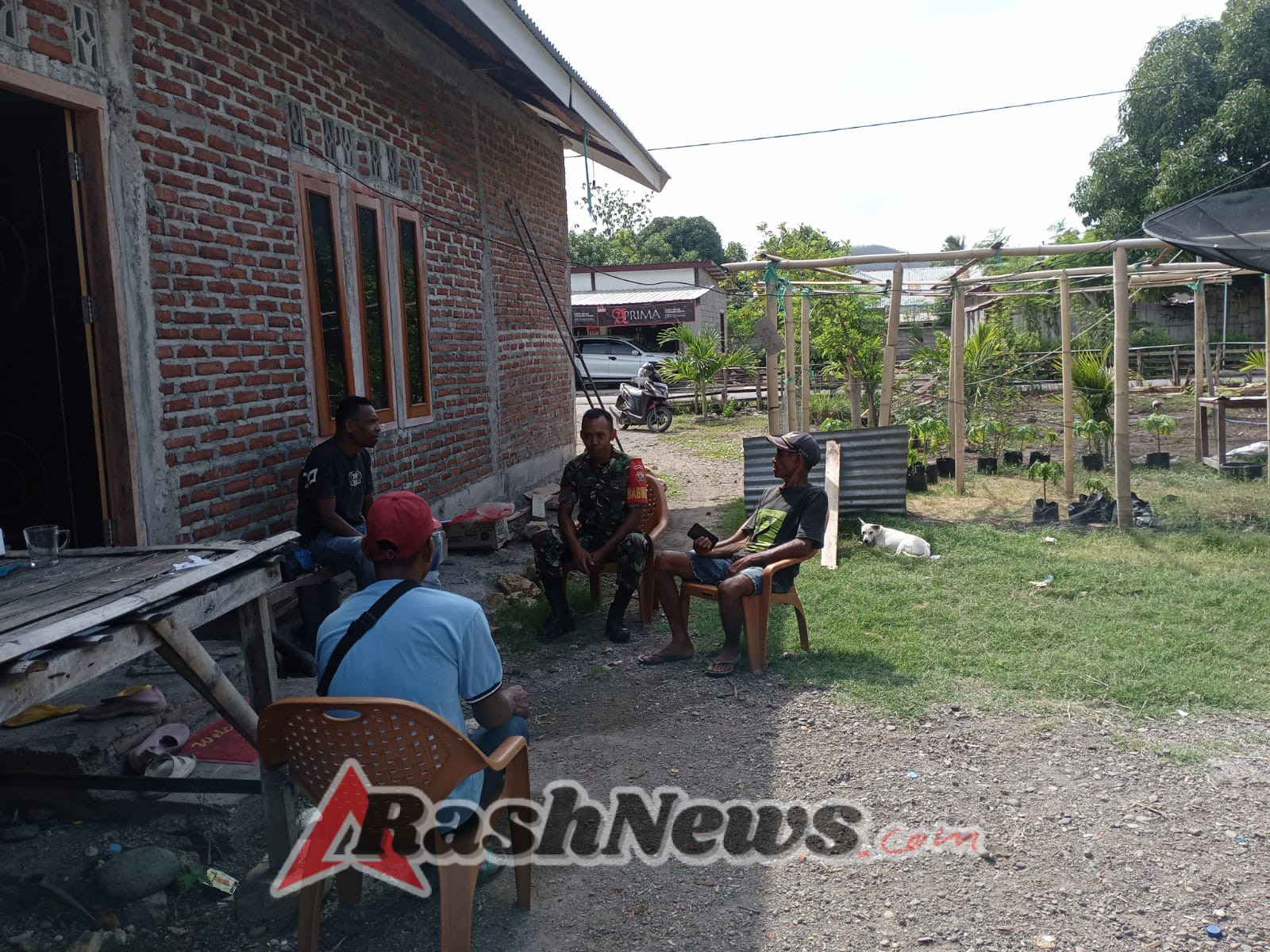 Babinsa Aktif Dekatkan Diri dengan Warga Lewat Komsos di Kelurahan Mbay I