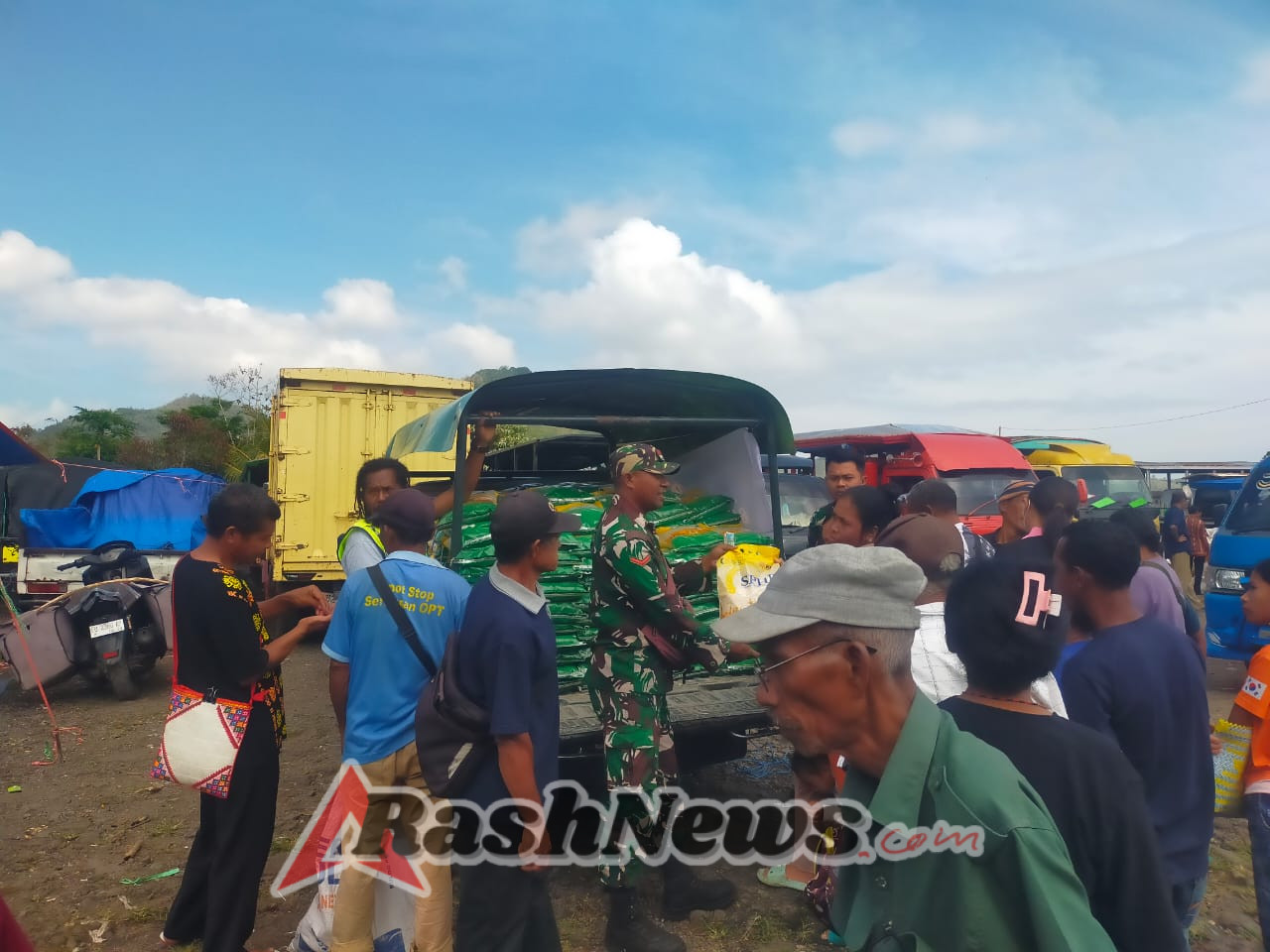 Babinsa Boawae Dampingi Pelaksanaan GPM untuk Ringankan Beban Warga