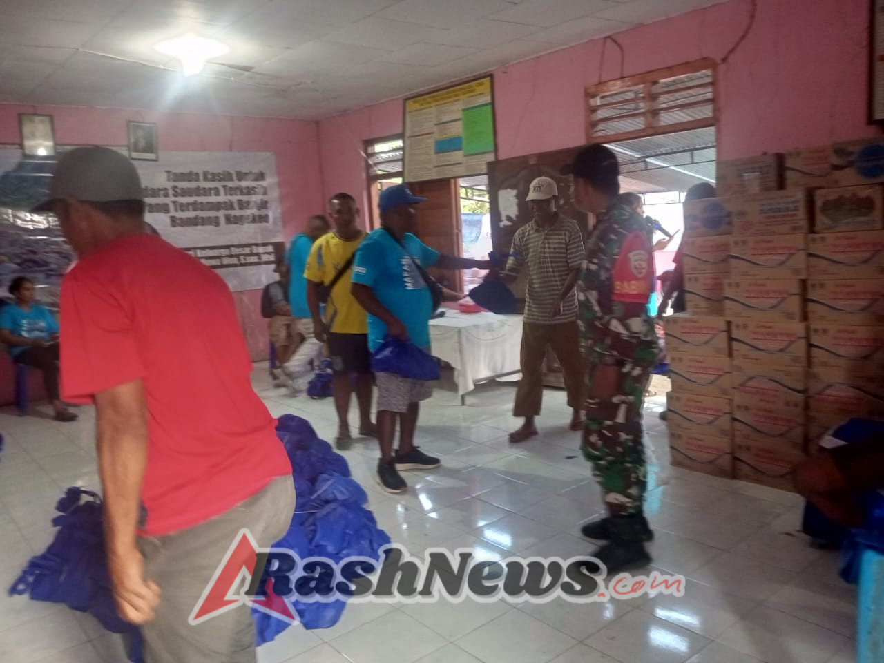 Babinsa Koramil 1625-04/Mauponggo Bantu Warga Terdampak Banjir Bandang di Sawu