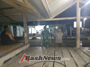 TNI Bersama Warga, Babinsa Poto Tano Laksanakan Patroli Malam di Wilayah Binaan