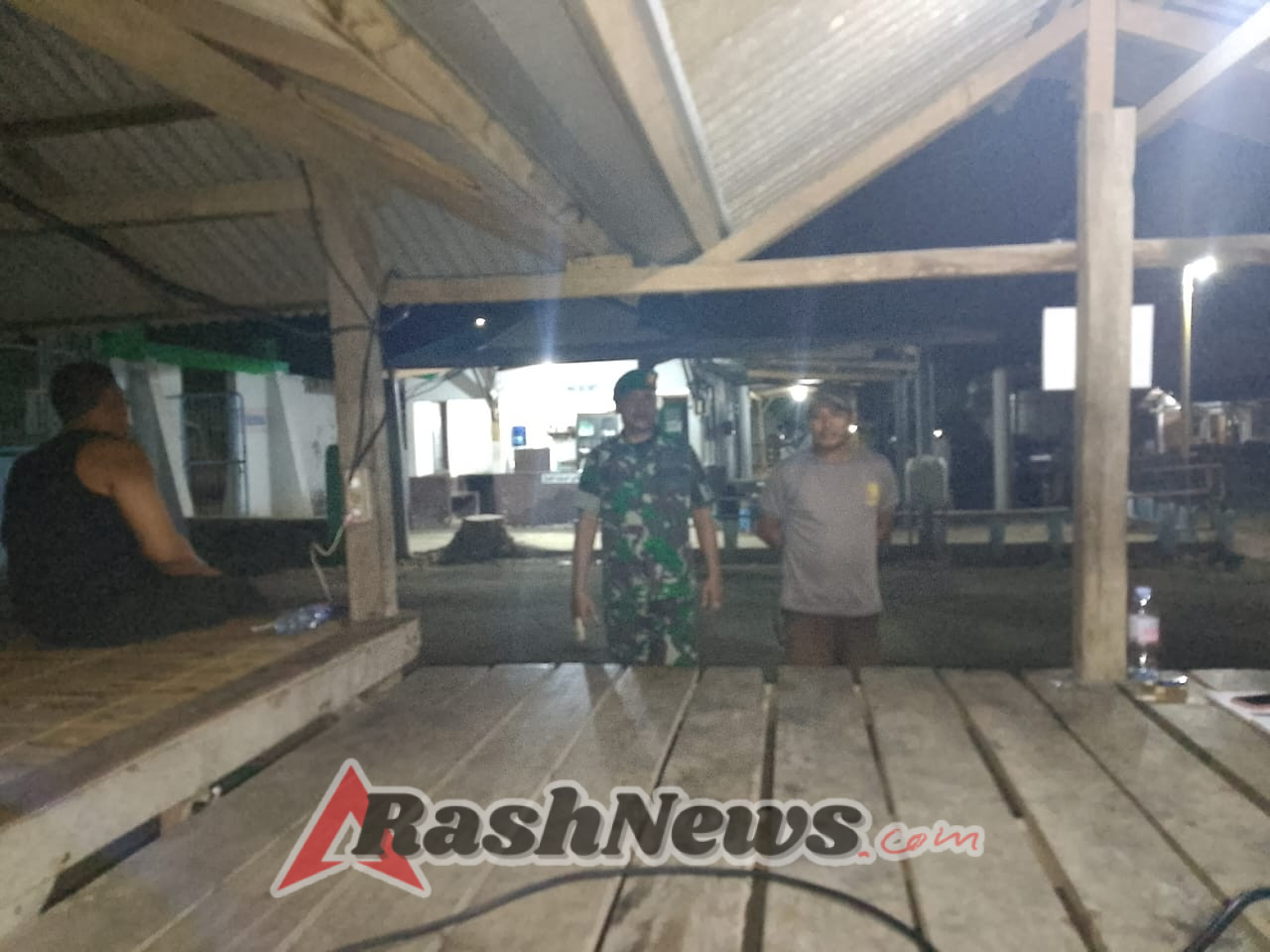 TNI Bersama Warga, Babinsa Poto Tano Laksanakan Patroli Malam di Wilayah Binaan