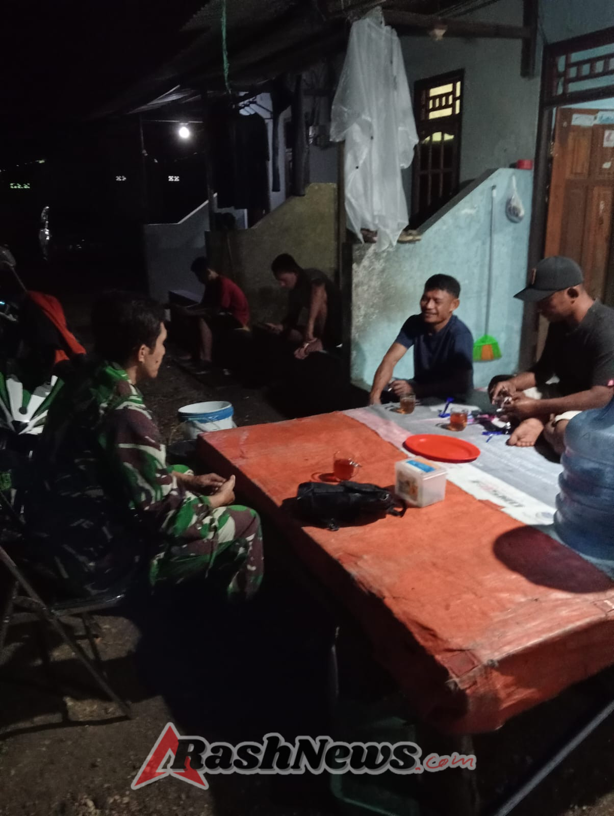 Babinsa Sekongkang Dekatkan Diri ke Masyarakat Lewat Patroli Malam