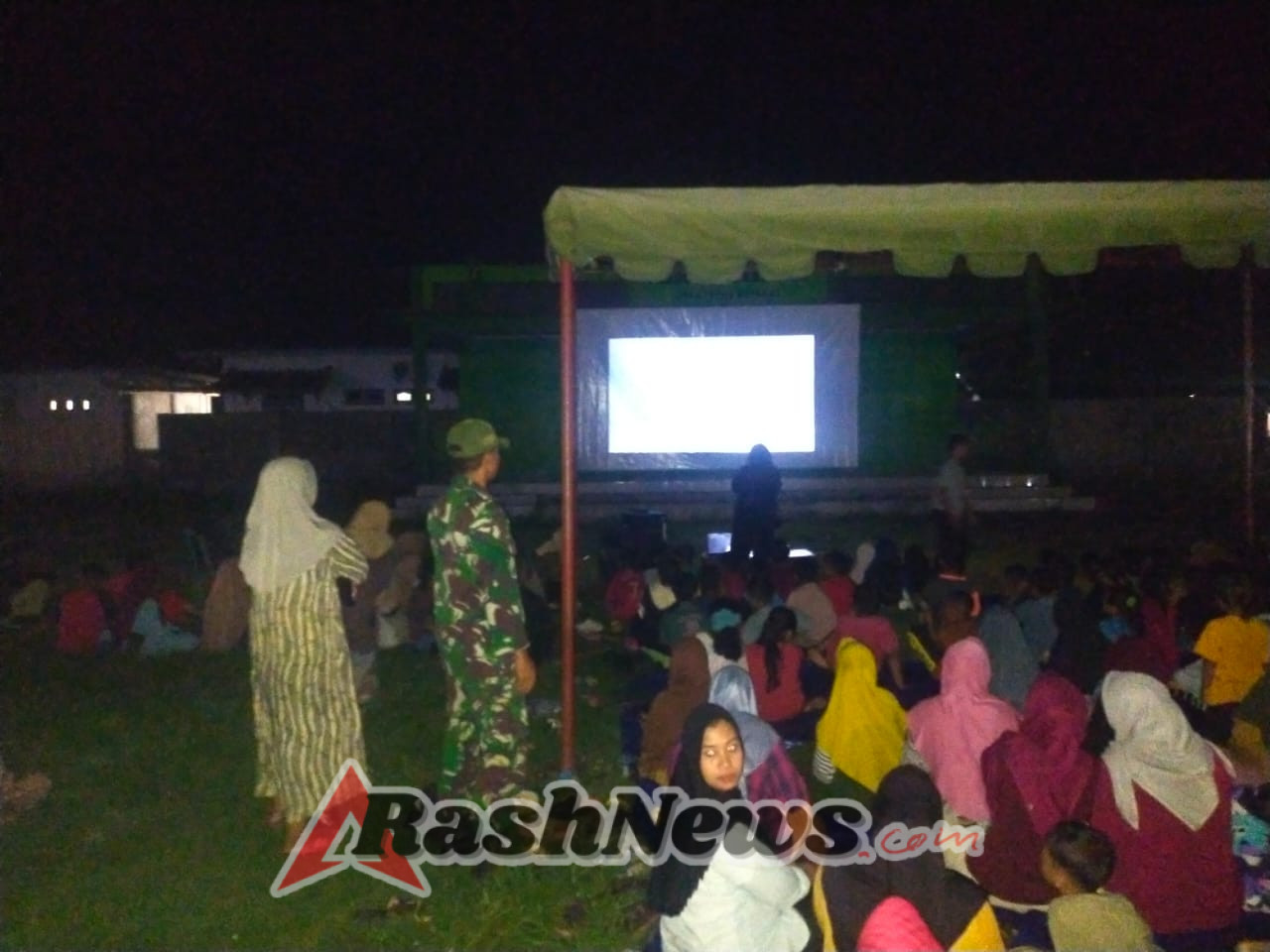 Nobar Film G30S/PKI, Babinsa Bangun Kebersamaan dengan Masyarakat Brang Rea