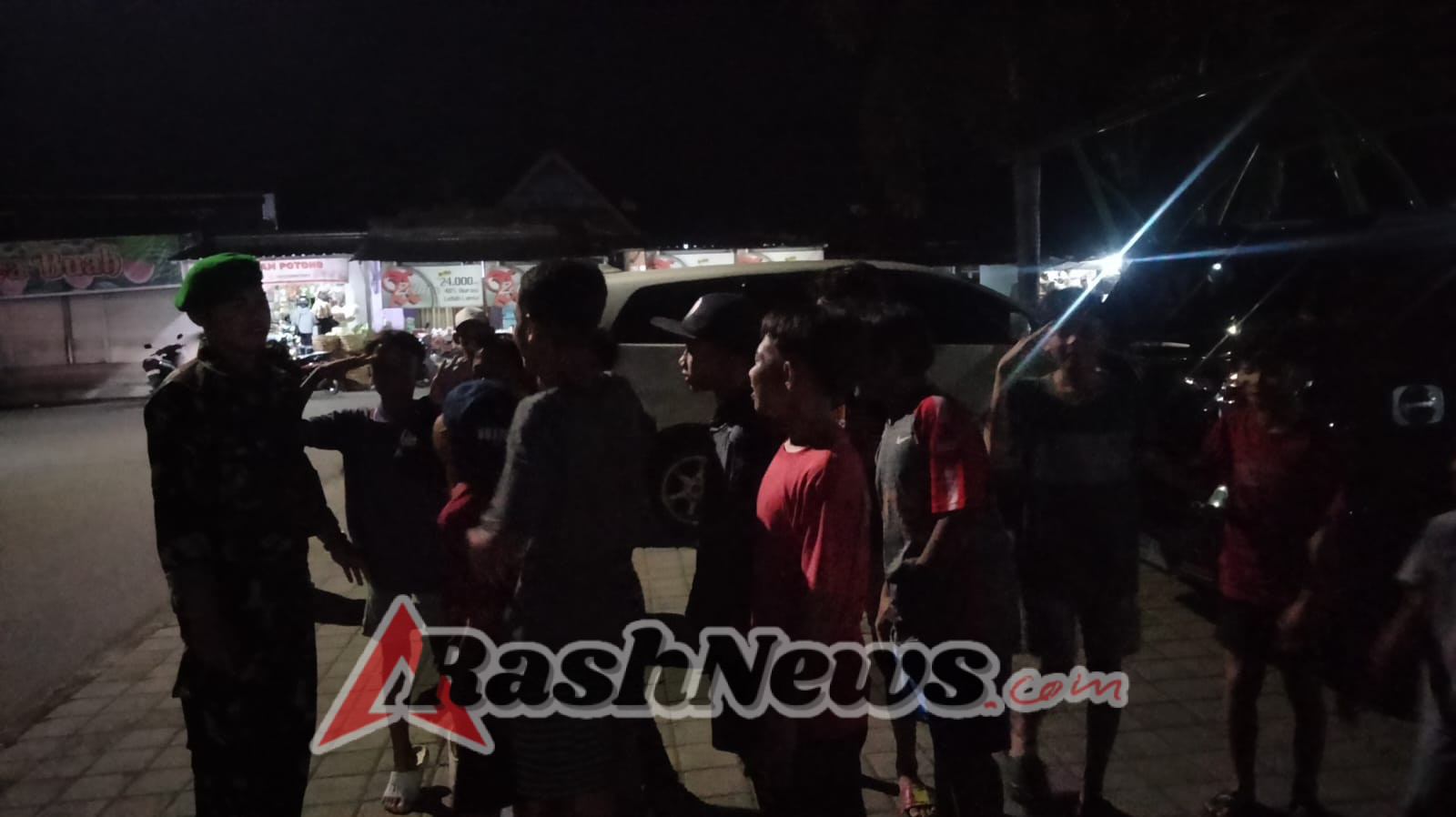 Ciptakan Lingkungan Kondusif, Babinsa Koramil Taliwang Turun Patroli