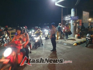 Personel Sat Polairud Polres Karangasem Bersinergi dengan Polsek Kawasan Pelabuhan Padangbai Laksanakan Pemeriksaan Bongkar Muat di Dermaga