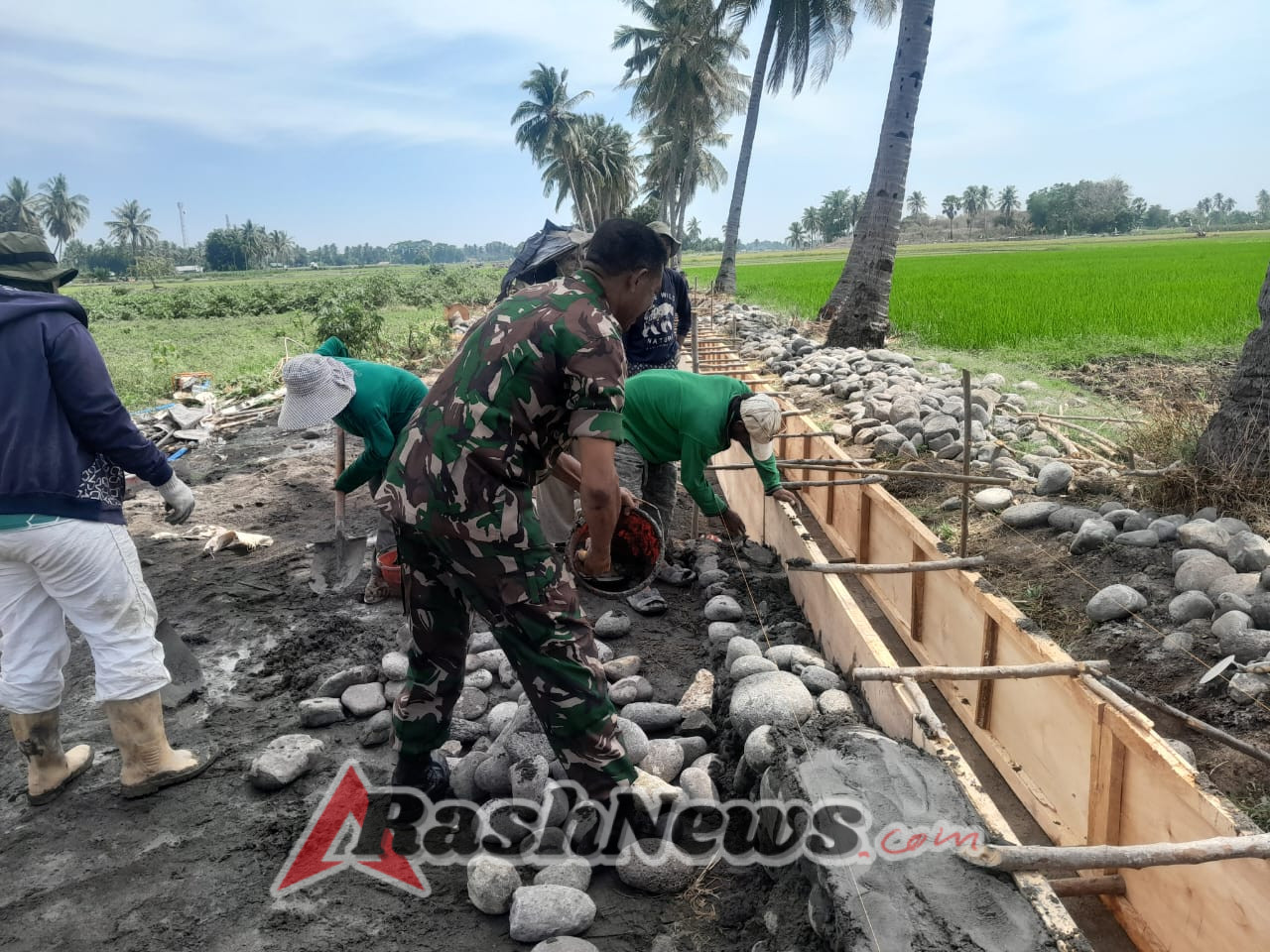 Gotong Royong TNI dan Petani Bangun Tembok Penyangga Irigasi di Aesesa