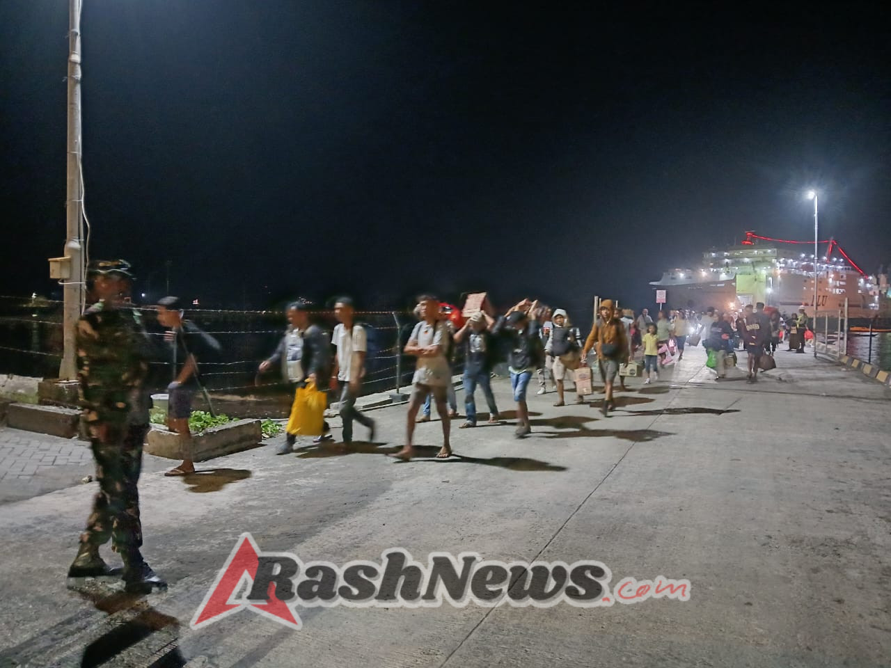 Babinsa Koramil 1602-01/Ende Aktif Monitor Keamanan Pelabuhan