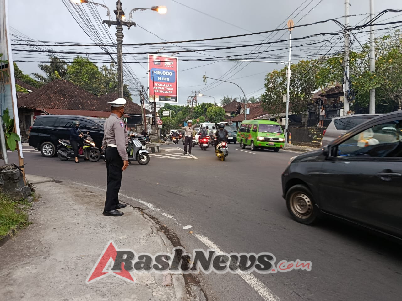 Pengaturan Lalin Sore, Polsek Abiansemal Hadirkan Rasa Aman Bagi Pengguna Jalan