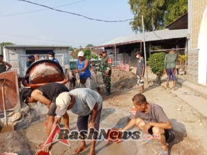 Warga Karang Langu Bersama Babinsa Tanjung Bangun Aula Masjid