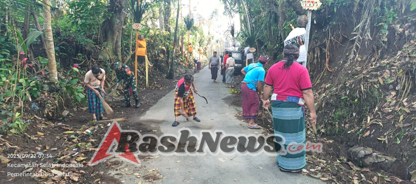 Pupuk semangat kebersamaan, Babinsa 1623-06/Selat hadiri kegiatan gotong royong.