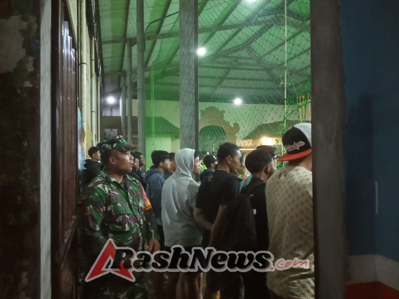 Dukung Olahraga Warga, Babinsa Desa Sulahan Jaga Keamanan Turnamen Futsal`