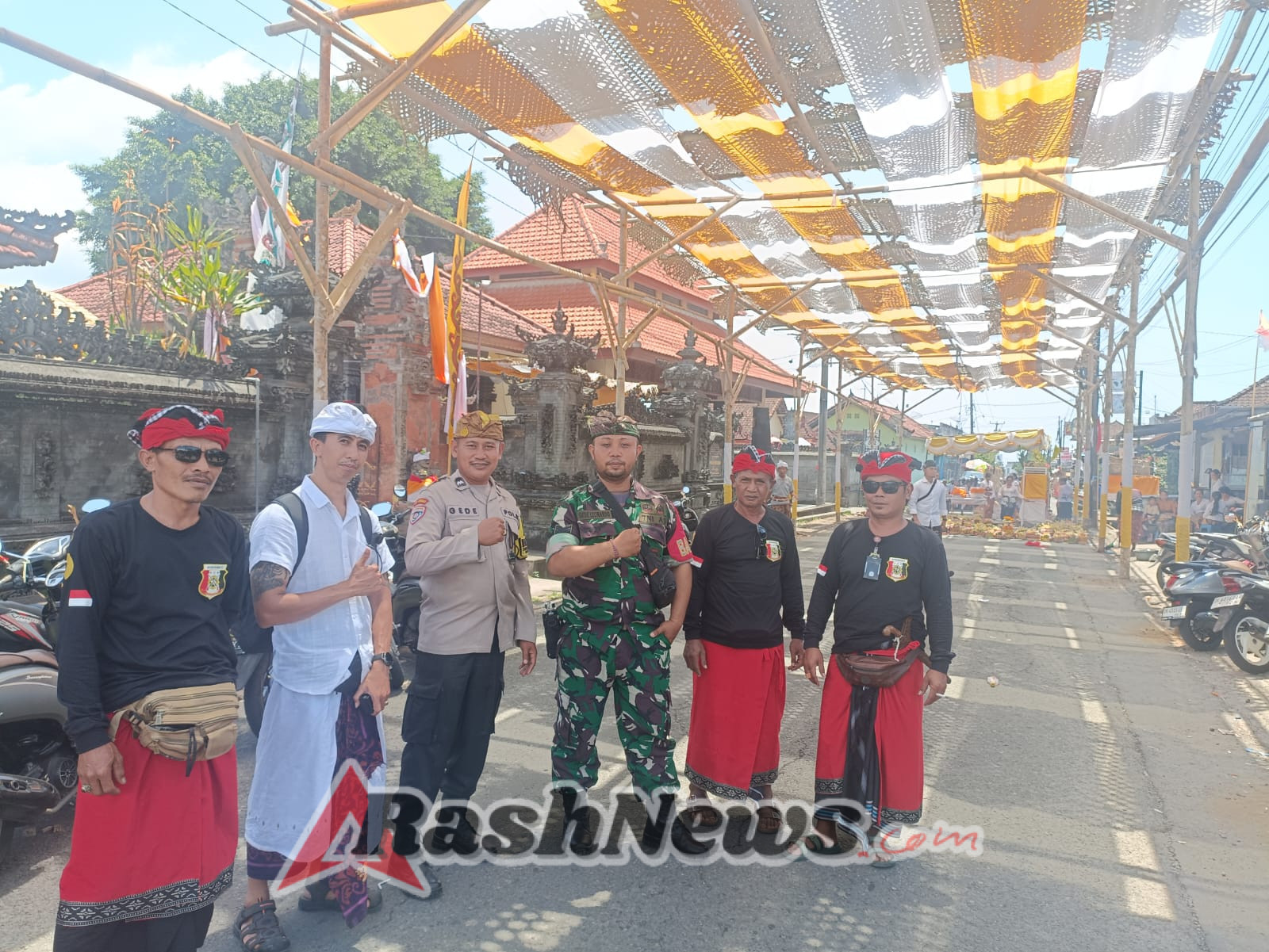 TNI Hadir di Tengah Masyarakat, Babinsa Busungbiu Pastikan Upacara Adat Mepepade Berjalan Aman dan Lancar