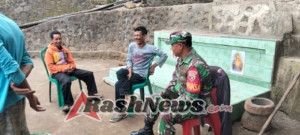 Babinsa Serka Petrus Gobhe Aktif Laksanakan Komsos dan Pantau Kamtibmas di Ndona Timur