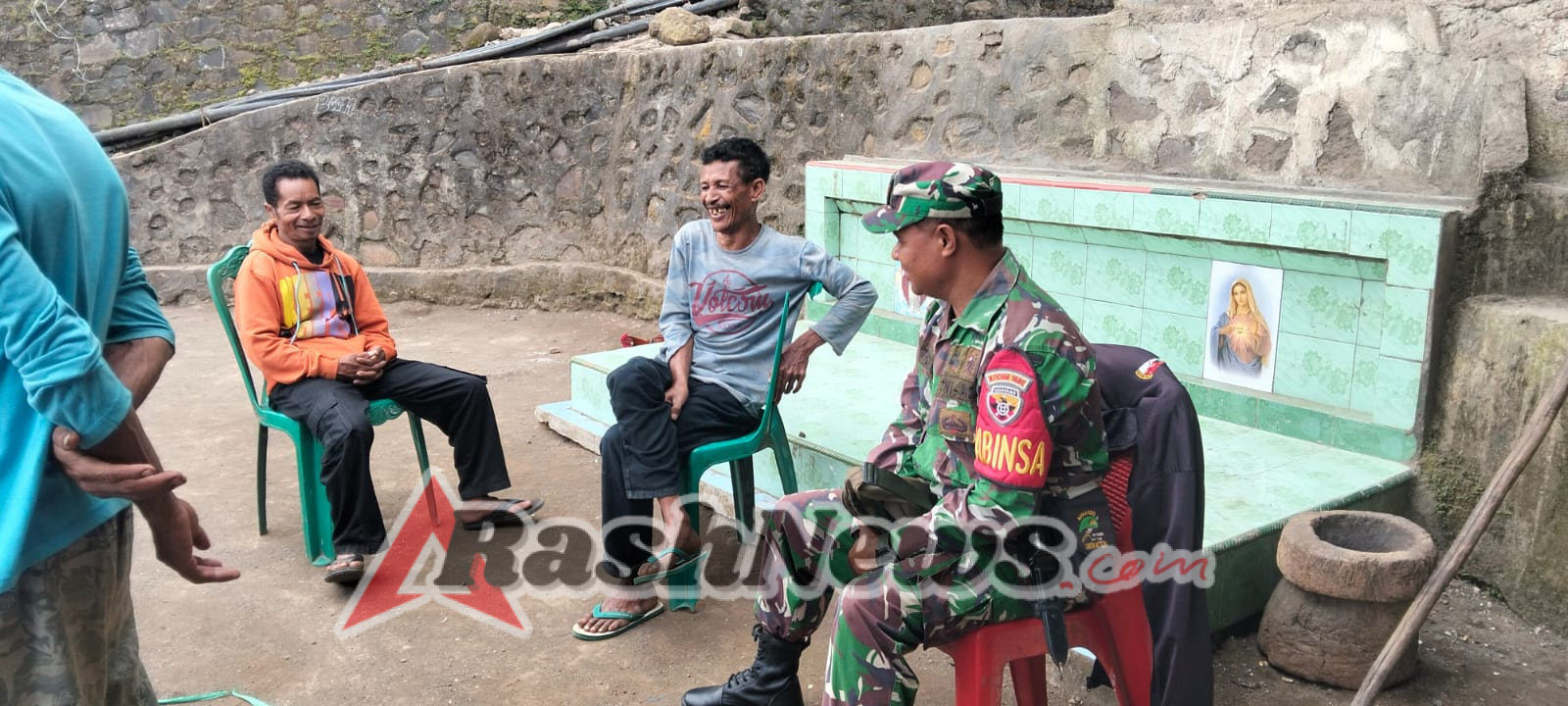 Babinsa Serka Petrus Gobhe Aktif Laksanakan Komsos dan Pantau Kamtibmas di Ndona Timur