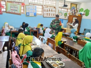 Babinsa Kalabahi Timur Dampingi Pembagian Makanan Bergizi untuk Anak Sekolah dan Ibu Hamil