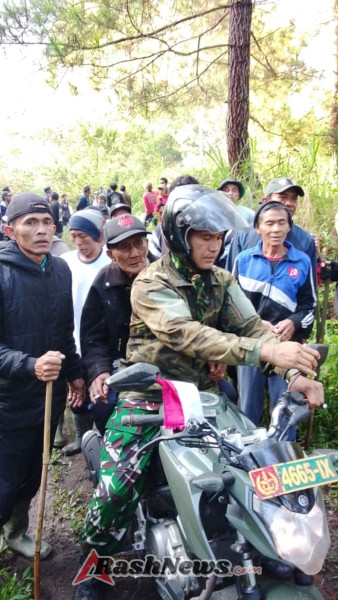Gerak cepat Babinsa 1623-03/Rendang bersama warga melaksanakan pencarian orang hilang.