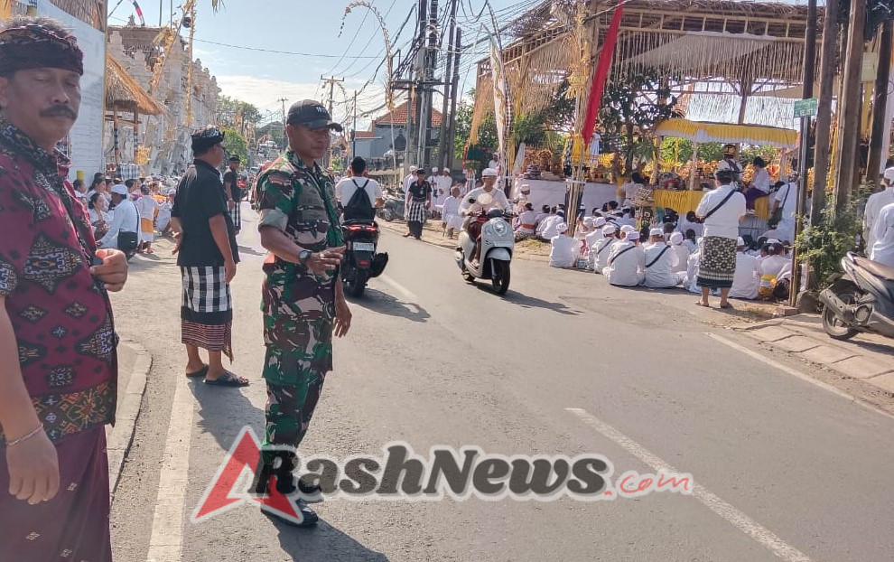 Dukung Kehidupan Keagamaan, Babinsa Desa Kutuh Aktif Kawal Prosesi Melasti
