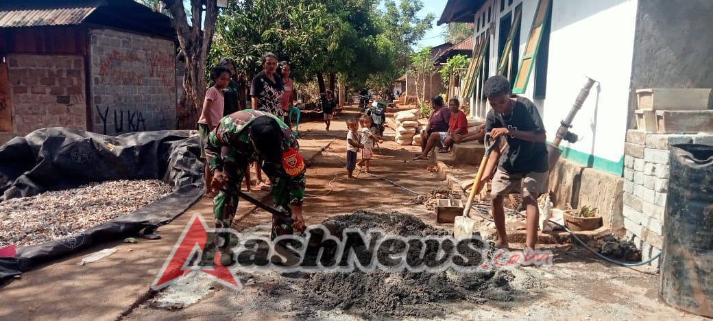Babinsa Kolana Utara Bantu Warga Cetak Batako untuk Bangun Dapur
