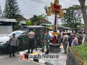 Patroli gabungan Kodim 1623/Karangasem bersama kepolisian dan Satpol PP dalam rangka menjaga stabilitas keamanan di wilayah.