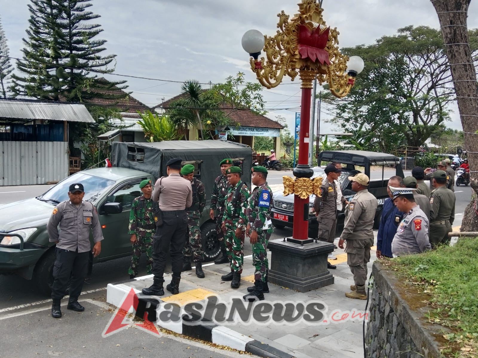 Patroli gabungan Kodim 1623/Karangasem bersama kepolisian dan Satpol PP dalam rangka menjaga stabilitas keamanan di wilayah.