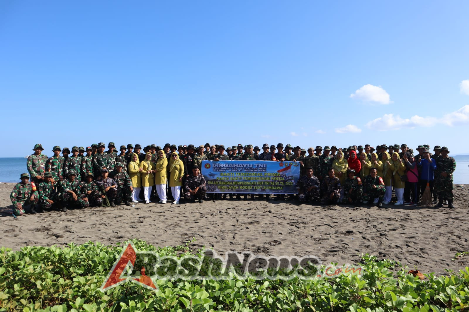 ‎Sinergi TNI, Polri, Pemerintah dan Warga Sumbawa dalam Karya Bakti Pesisir